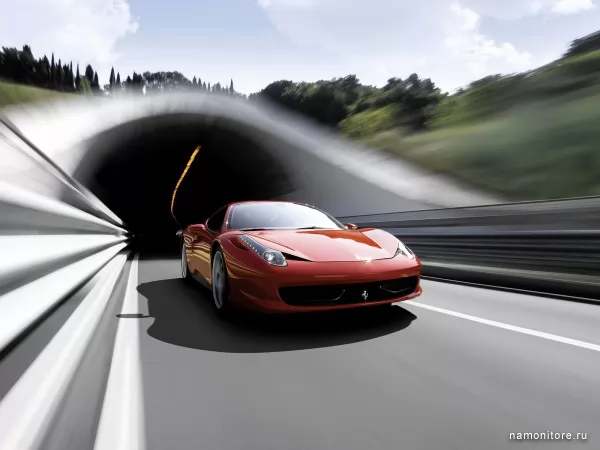 Ferrari 458 Italia мчится по дороге, 458
