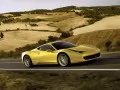 выбранное изображение: «Жёлтая Ferrari 458 Italia летит по дороге»