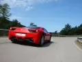 обои для рабочего стола: «Ferrari 458 Italia мчится по дороге»