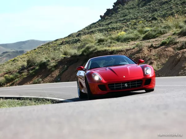 Красная Ferrari 599 GTB Fiorano HGTE мчится по дороге, 599