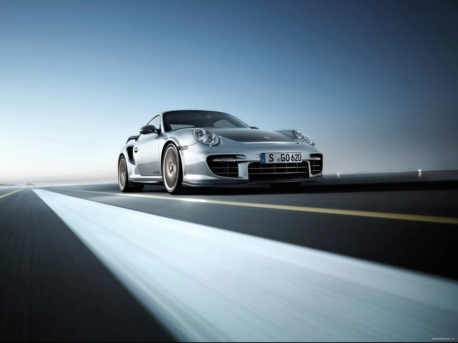 Porsche 911 GT2 RS летит по дороге, Porsche, автомобили, лучшее, серебристое, синее, скорость, техника, шоссе х
