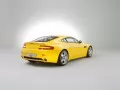обои для рабочего стола: «Жёлтый Aston Martin V8 на сером фоне»