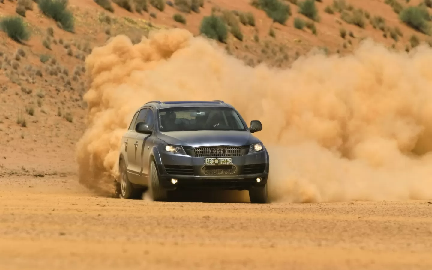 Audi Q7 в пустыне, Audi, автомобили, внедорожник, коричневое, пустыня, техника х
