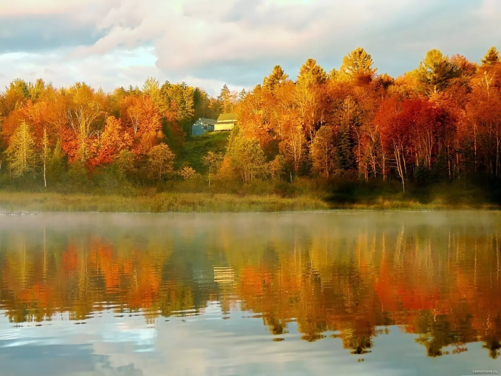 Осенние пейзажи осени. Осенний пейзаж. Осень озеро. Осенний лес с отражением в воде. Отражение осенних деревьев в воде.
