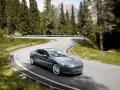 выбранное изображение: «Aston Martin Rapide на дороге мимо леса»