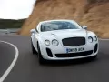 обои для рабочего стола: «Белый Bentley Continental Supersports мчится по дороге»
