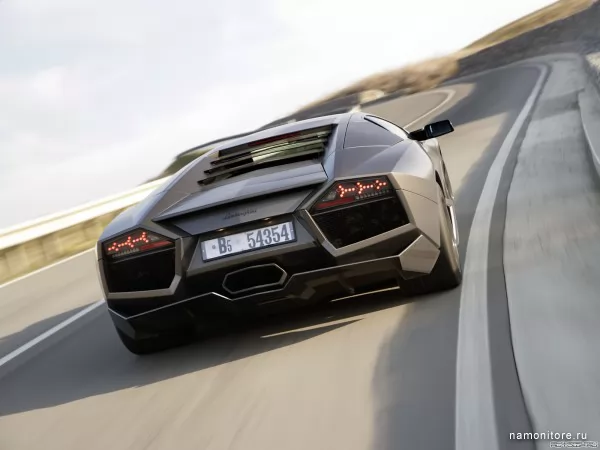 Lamborghini Reventon мчится по дороге, Авто/мото