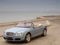 обои для рабочего стола: «Открытый Bentley Continental GTC на песчаном берегу моря»