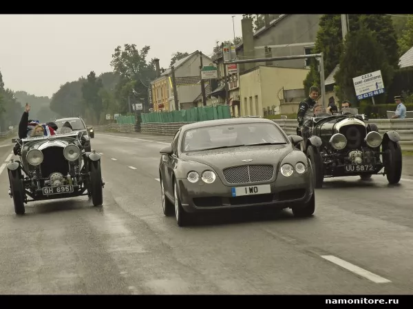 Чёрный Bentley Continental-Gt и пара старых автомобилей на дороге, Bentley