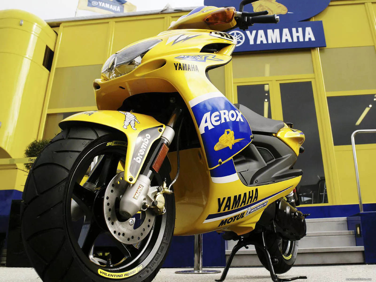 Жёлтый Yamaha Aerox