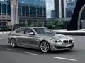 обои для рабочего стола: «BMW 5Series мчится по городу»