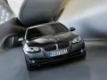 обои для рабочего стола: «BMW 5Series мчится по дороге»