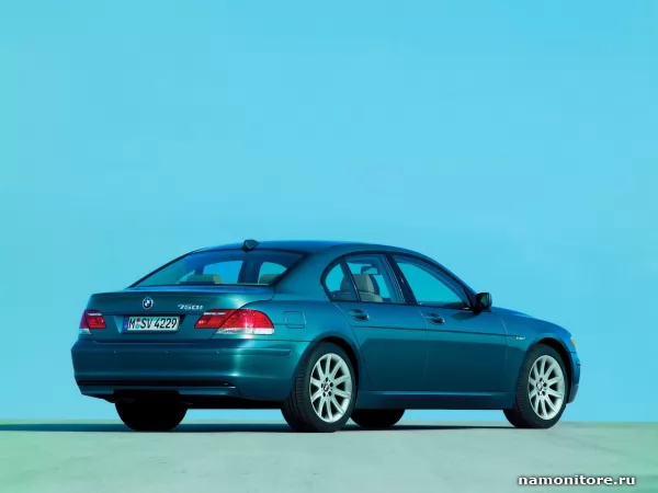Синяя BMW 750i на голубом фоне, BMW
