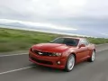 выбранное изображение: «Красная Chevrolet Camaro SS мчится по дороге»