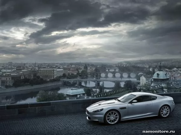 Серебристый Aston Martin DBS и предрозовое небо над городом, Автомобили, авто, машины