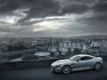 выбранное изображение: «Серебристый Aston Martin DBS и предрозовое небо над городом»