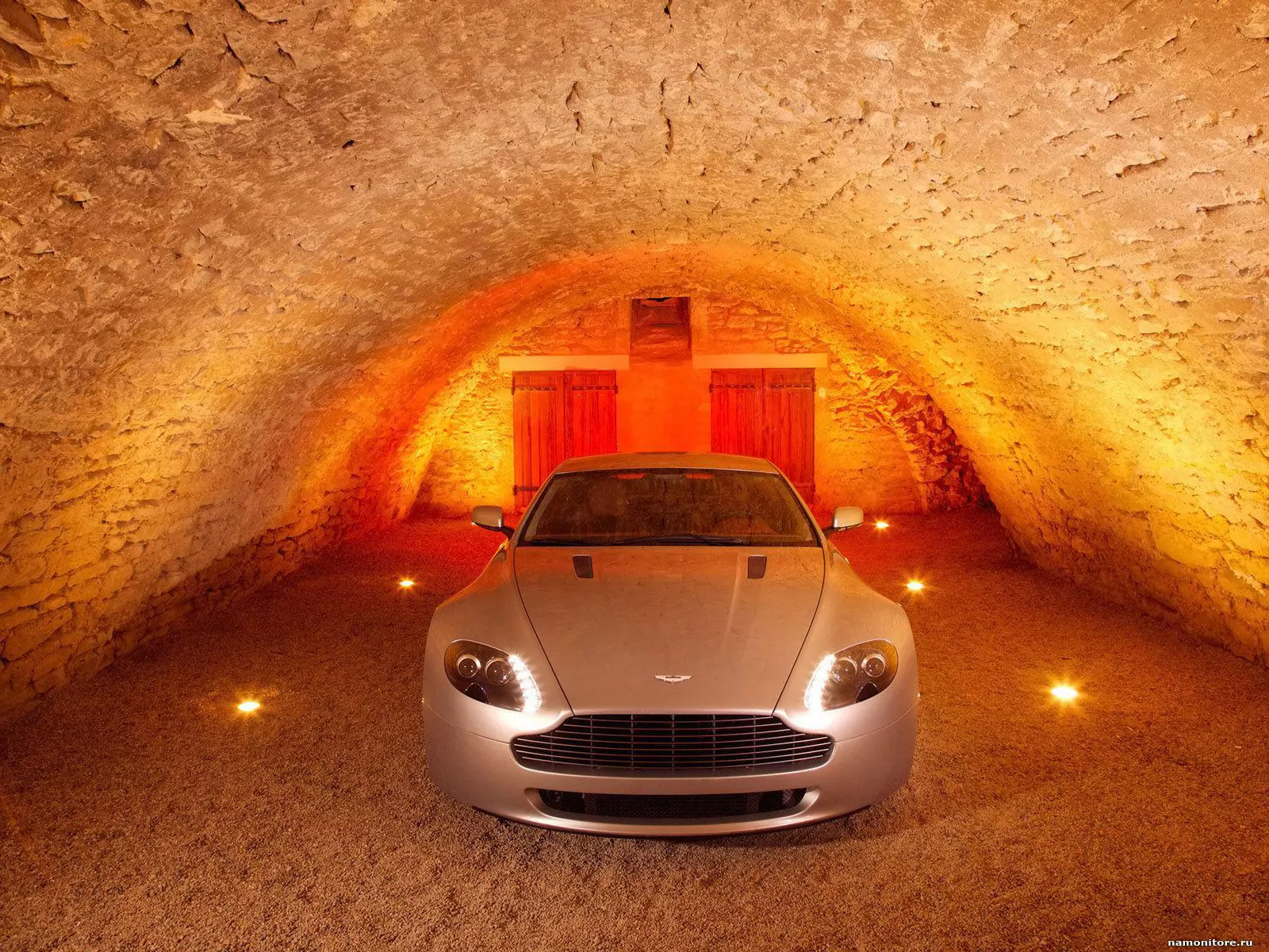 Серебристый Aston Martin Vantage-V8 под сводами оранжевого ангара, Aston Martin, автомобили, лучшее, оранжевое, техника х
