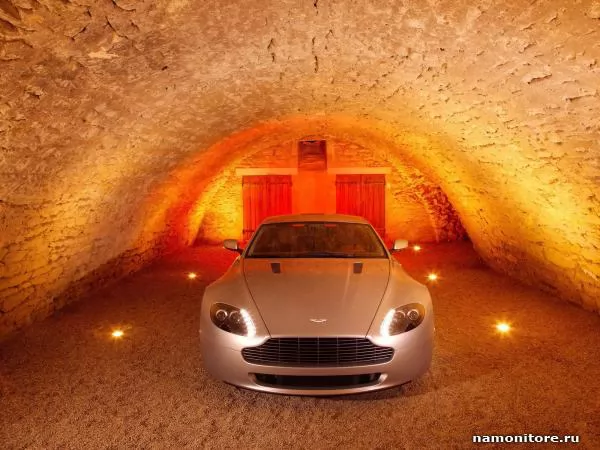Серебристый Aston Martin Vantage-V8 под сводами оранжевого ангара, Автомобили, авто, машины