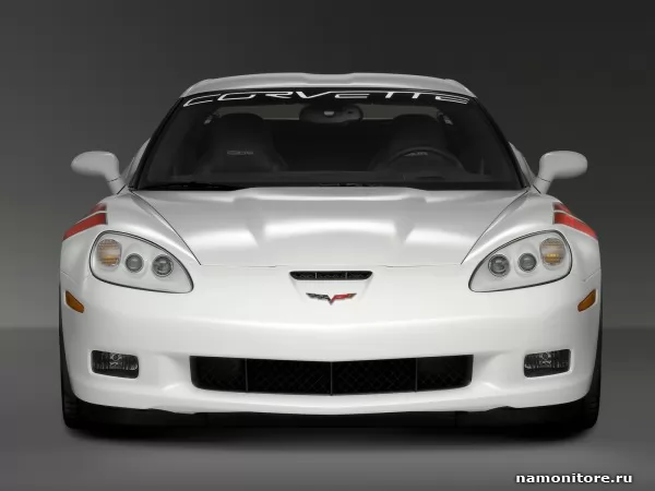 Белый Chevrolet Corvette вид спереди, Chevrolet