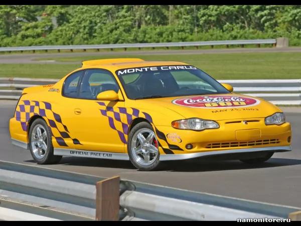 Жёлтый Chevrolet на спортивной трассе, Chevrolet