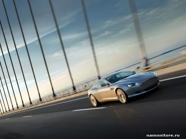 Aston Martin DB9 несётся по мосту, DB9