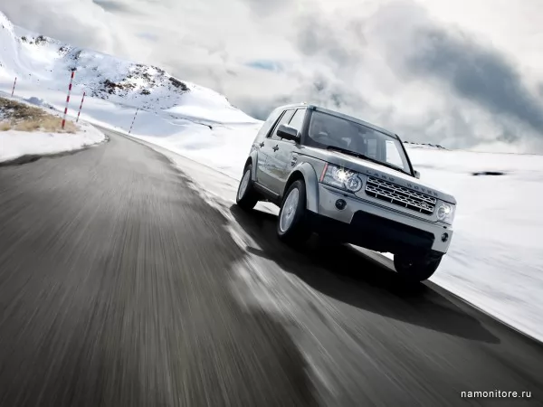 Land Rover Discovery 4 rushes on road, Discovery