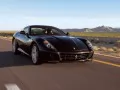 обои для рабочего стола: «Чёрный Ferrari 599 GTB мчится по шоссе»