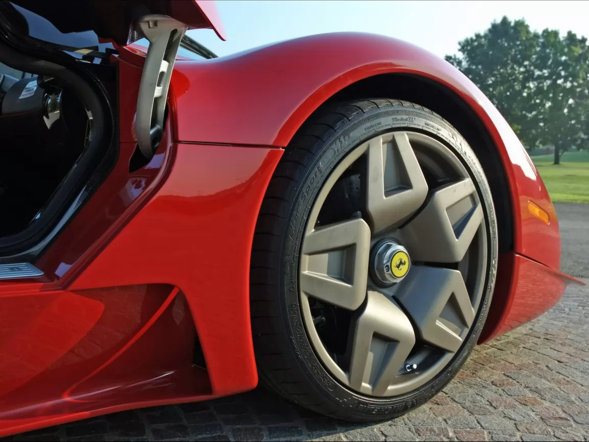 Колесо красной Ferrari P4/5 Pininfarina, Ferrari, автомобили, колесо, красное, спорткар, техника х