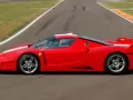 выбранное изображение: «Красная Ferrari Fxx поперёк дороги»