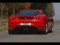 обои для рабочего стола: «Красный Ferrari F430 на дороге, вид сзади»