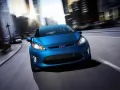 выбранное изображение: «Ford Fiesta мчится по городу. Фото спереди»