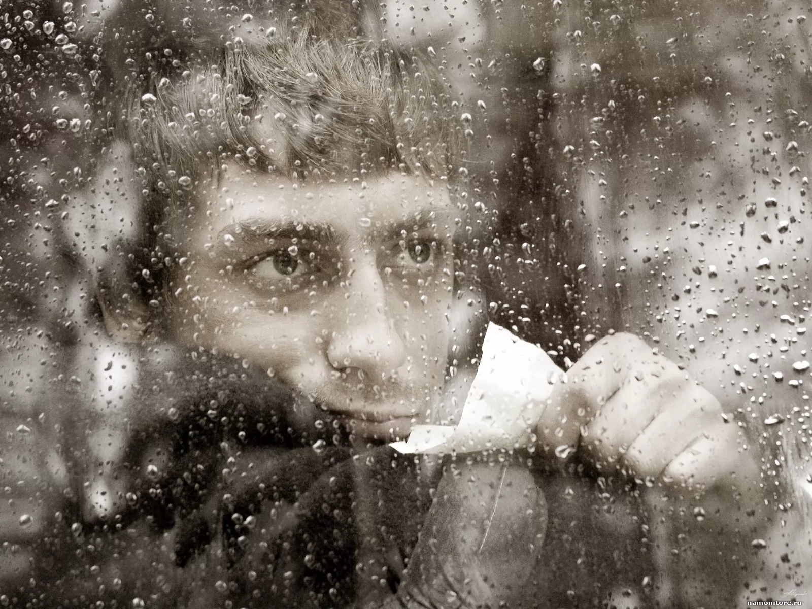 А за окном то дождь слушать. Мужчина у окна дождь. Человек у окна дождь. Парень грустит под дождём. Мужик у окна с дождём.