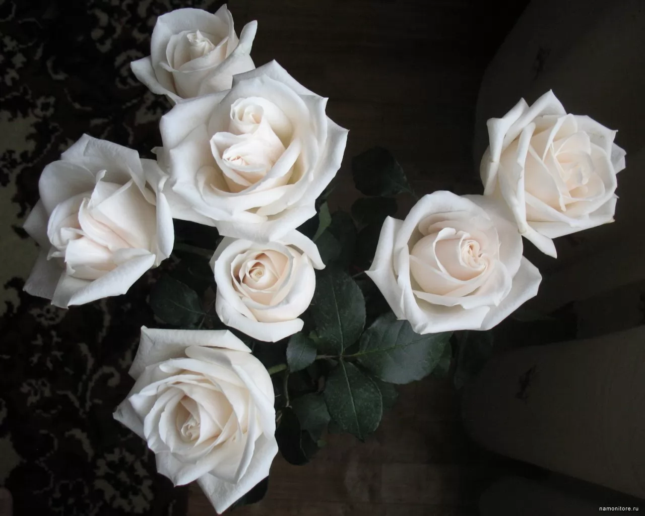 Букет белых роз на темном фоне