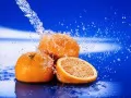 обои для рабочего стола: «Апельсины под струёй воды. Рекламное фото»