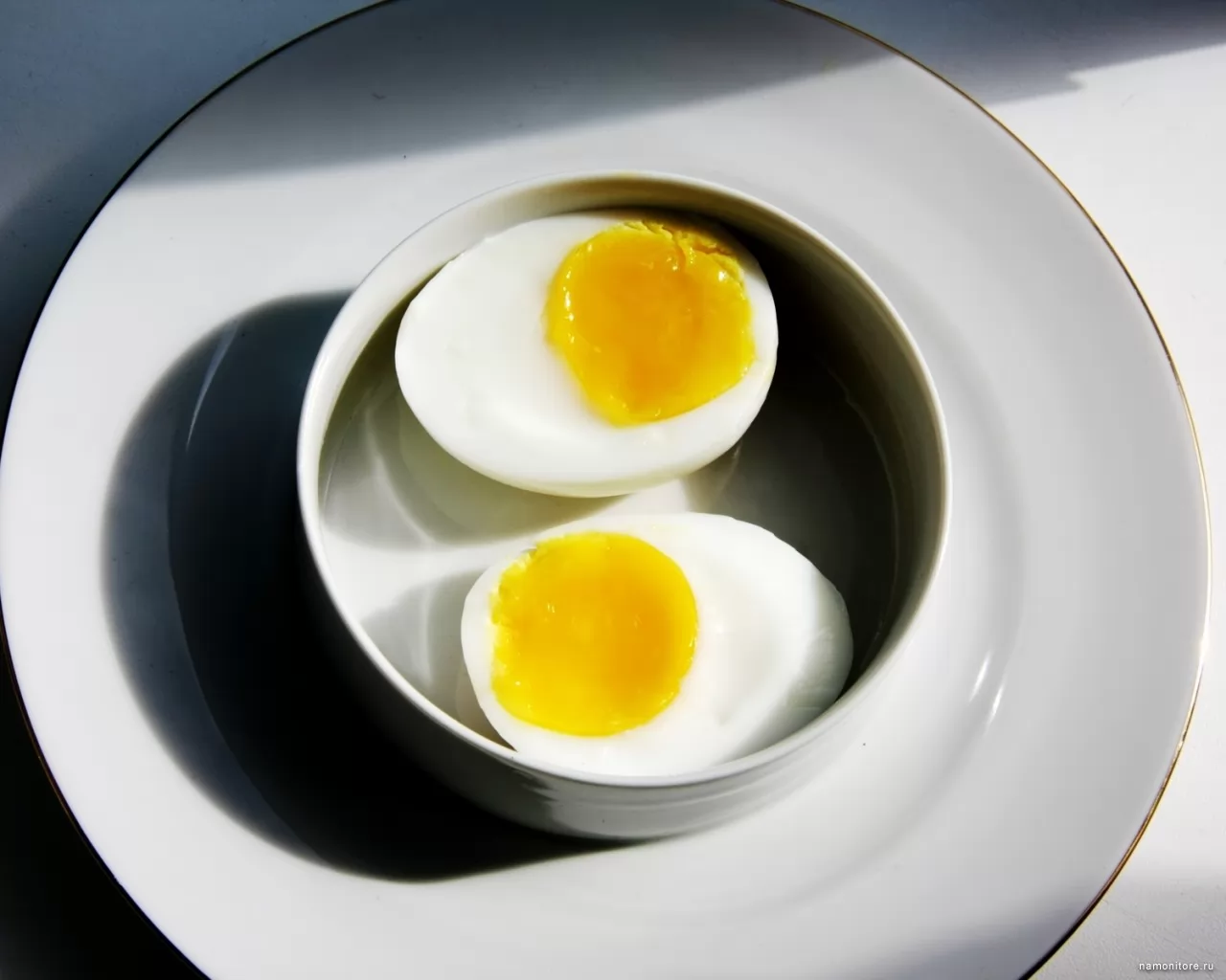 Варить завтрак. Завтрак с яйцом. Завтрак с вареными яйцами. Завтраки с вареным яичком. Отварные яйца на завтрак.