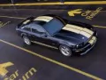 обои для рабочего стола: «Чёрный Ford Shelby GT-H Mustang на чёрном асфальте, вид сверху»
