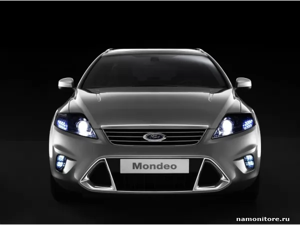 Серый Ford Mondeo на чёрном фоне, вид спереди, Ford