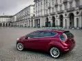 выбранное изображение: «Вишнёво-красный Ford Verve Concept на улице города»