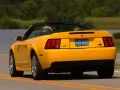 обои для рабочего стола: «Жёлтый Ford на дороге, вид сзади»