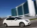 выбранное изображение: «Белая Alfa Romeo Giulietta мчится по дороге»