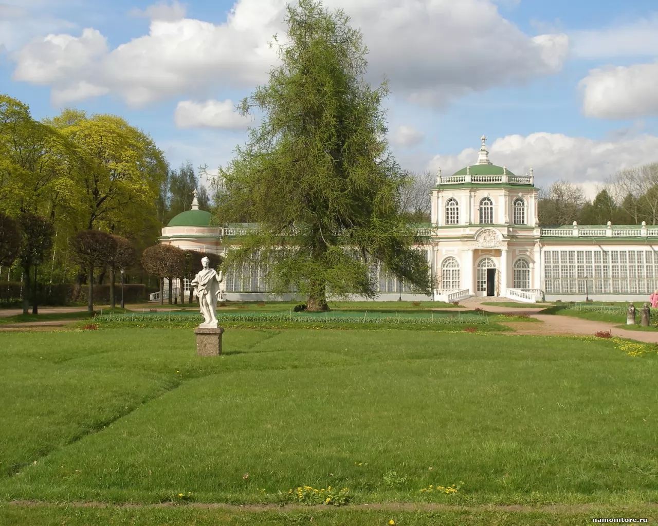 Сколько усадеб в москве. Усадьба Кусково обои. Футбольное поле в Кусково. Воздушный театр в Кусково. Птицы Кусково.