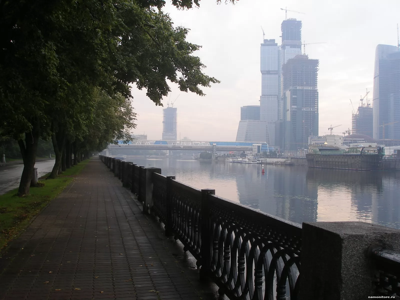 Самые красивые набережные москвы. Набережная Москвы-реки Москва. Котельническая набережная вид с Москвы реки. Набережная Тараса Шевченко Москва река. Мосфильм набережная Москва река.