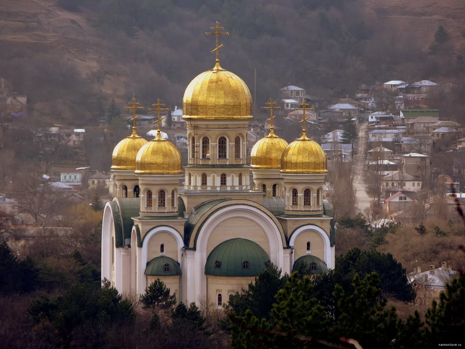 храмы с тремя куполами