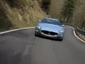 обои для рабочего стола: «Maserati GranTurismo S Automatic мчится по дороге»