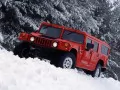 выбранное изображение: «Красный Hummer H1 в снегах»