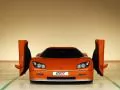 выбранное изображение: «Оранжевый Koenigsegg CCR спереди с открытыми вверх дверями»
