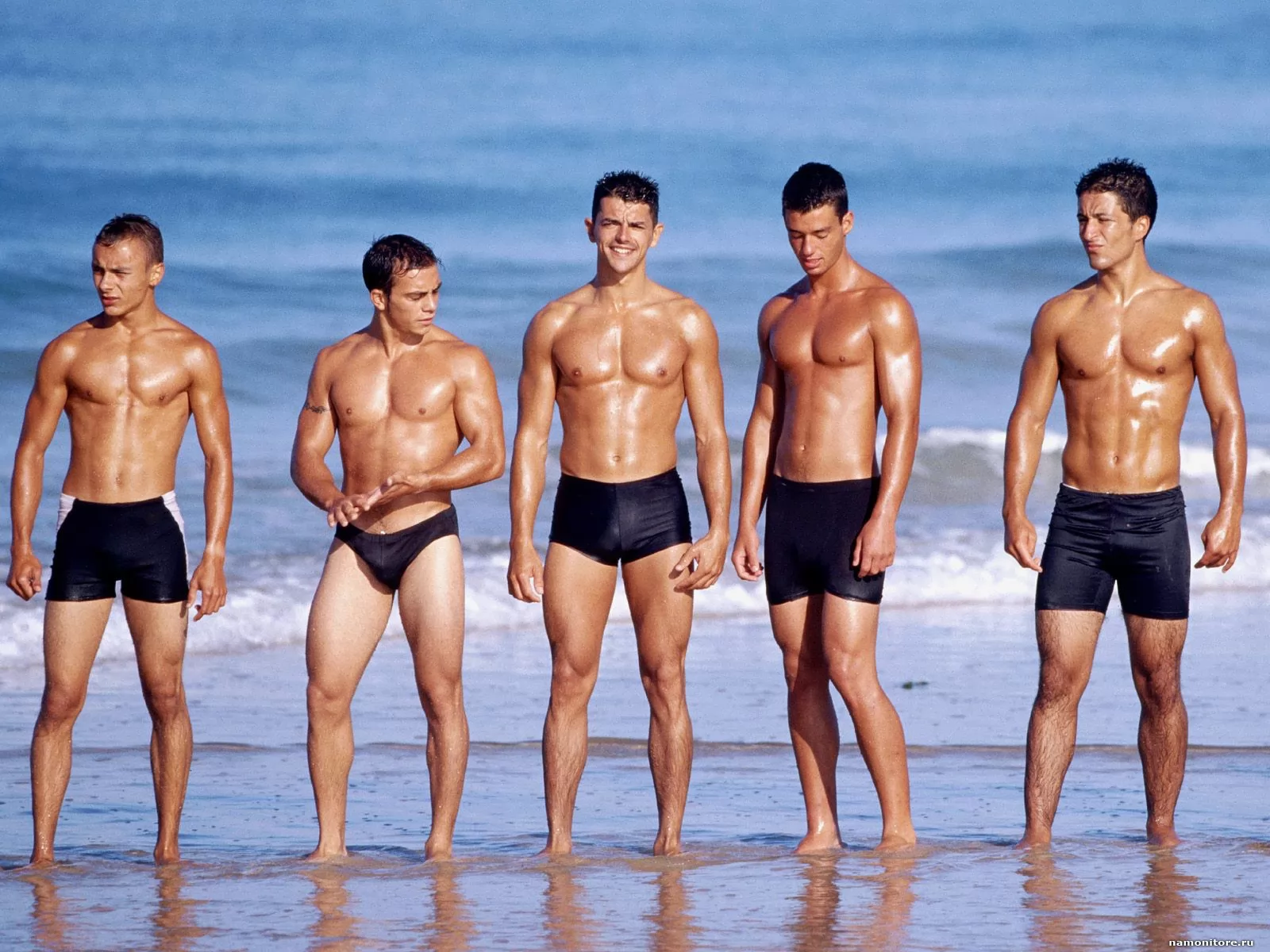 Мужчины разными членами. Мужская фигура. Мужчина на пляже. Красивые мужчины на пляже. Спортсмены на пляже.