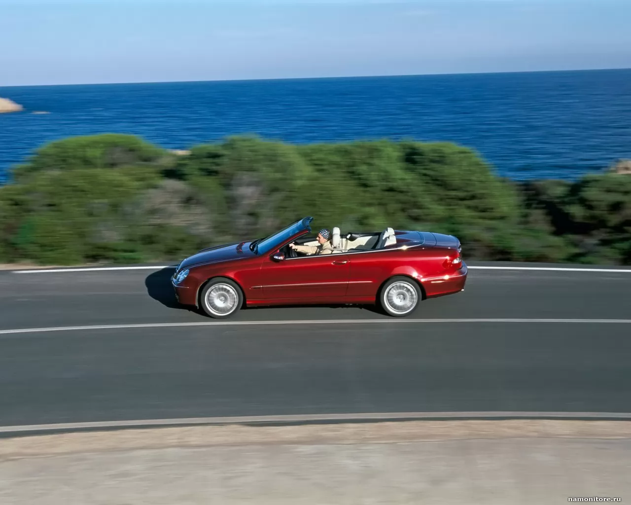 Красный Mercedes Clk-320-Cdi на дороге вдоль морского побережья, Mercedes-Benz, автомобили, кабриолет, красное, побережье, техника х