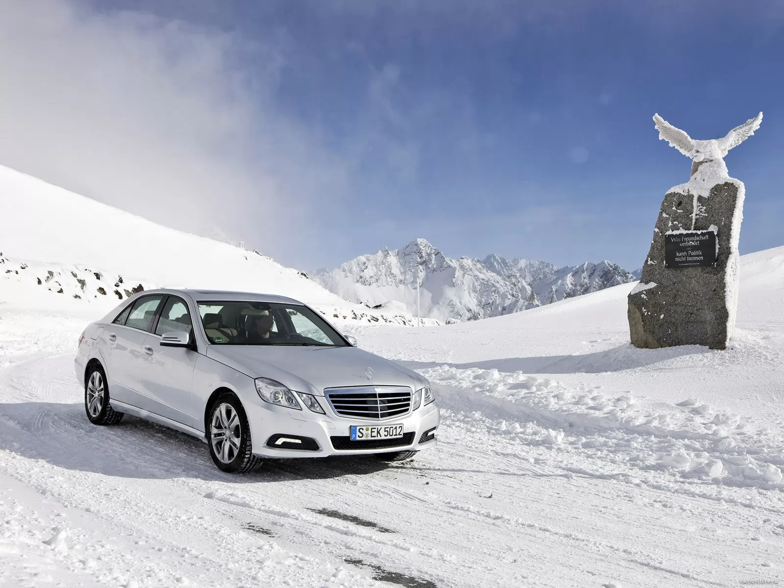 Mercedes-Benz E-Class 4Matic на белом снегу, Mercedes-Benz, автомобили, белое, зима, лучшее, техника х