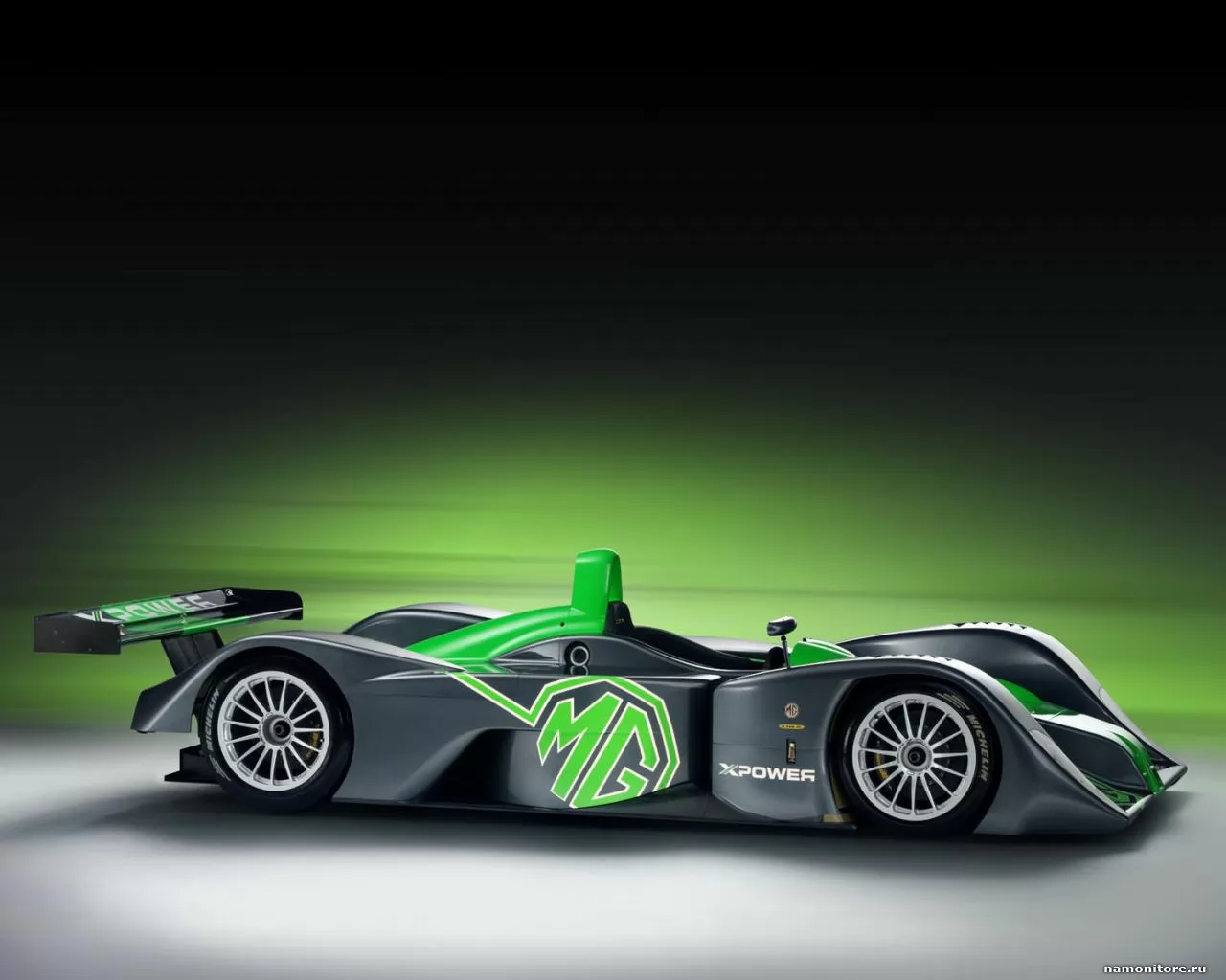 Зеленая гоночная машина